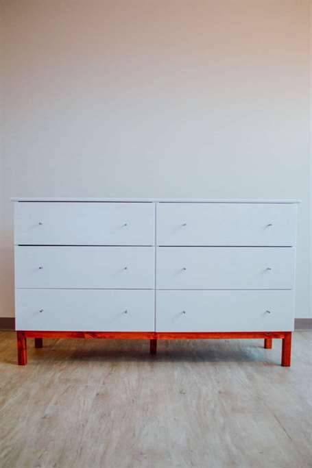 Ikea tarva dresser hack với màu đỏ