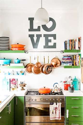 Tủ bếp đầy màu sắc xanh đậm