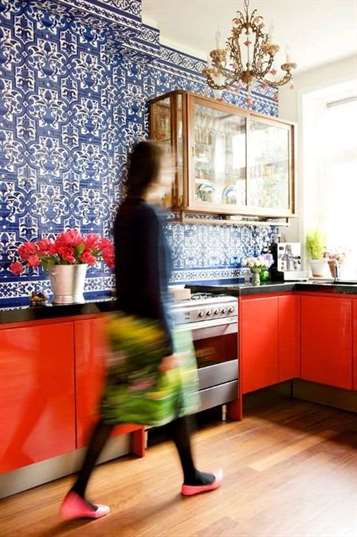 Tường hoa văn màu xanh nhà bếp màu đỏ