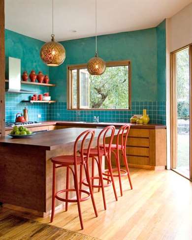 Ghế đẩu đỏ nhà bếp lát gạch đầy màu sắc