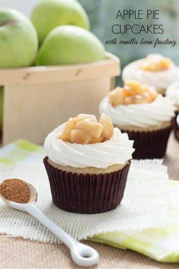 Bánh cupcake nhân táo với kem phủ bơ vani