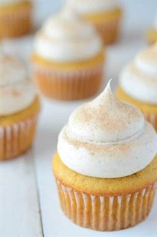 Bánh cupcake bí ​​ngô maple phủ kem phô mai quế