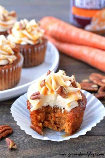 Caramel pecan cà rốt cupcakes