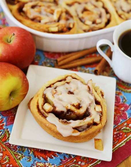 apple pie cinnamon rolls.jpg
