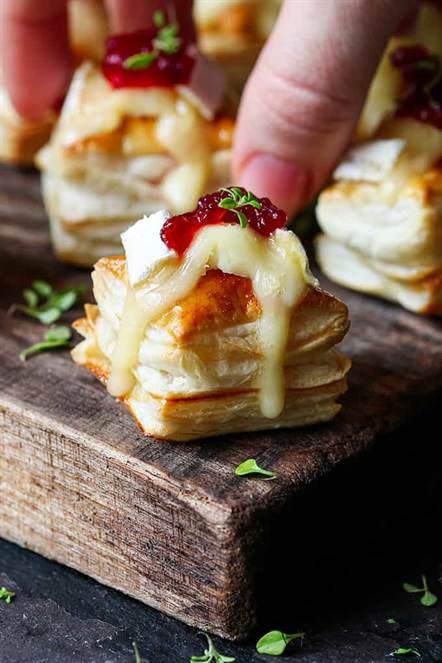 Cranberry brie pastry cắn