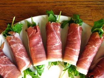 Cây arugula bọc Prosciutto