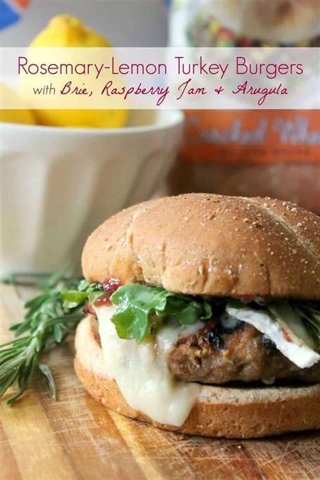 Burger gà tây hương chanh với rượu brie, mứt mâm xôi và rau arugula