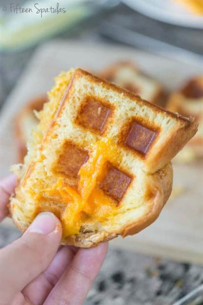 Phô mai nướng kẹp trong bánh waffle sắt