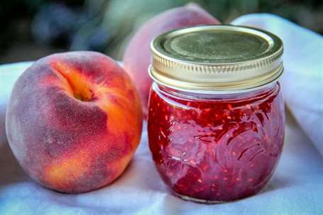 delicious peach jam.jpg