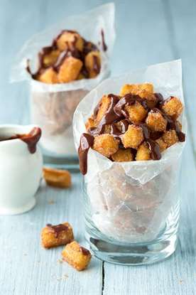 Churro cắn với sô cô la