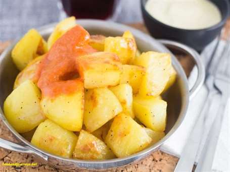 Patatas bravas nướng trong lò