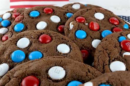 Bánh quy sô cô la trắng và xanh đỏ chính