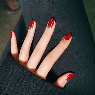 Elle red nails unistella