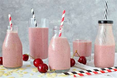 Cherry Bakewell tart smoothie - món tart cổ điển của Anh ở dạng smoothie tốt cho sức khỏe!