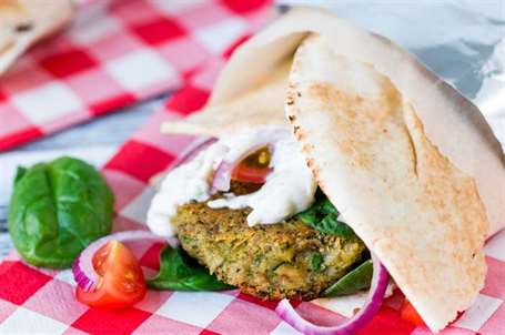 cuộn falafel với sốt sriracha tzatziki