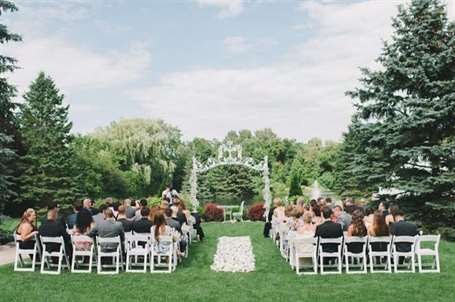 Sân vườn tổ chức lễ cưới với khách mời.