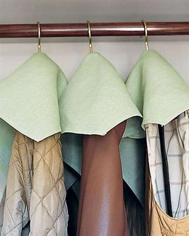 Sử dụng lại khăn ăn bằng vải để ngăn bụi rơi vào áo khoác mùa đông được cất giữ