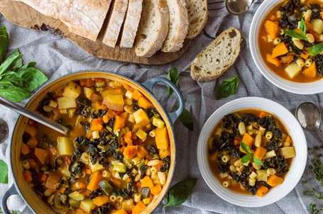 Súp minestrone mùa thu - một món súp thuần chay thịnh soạn, đầy ắp, hoàn hảo cho những tháng lạnh hơn.