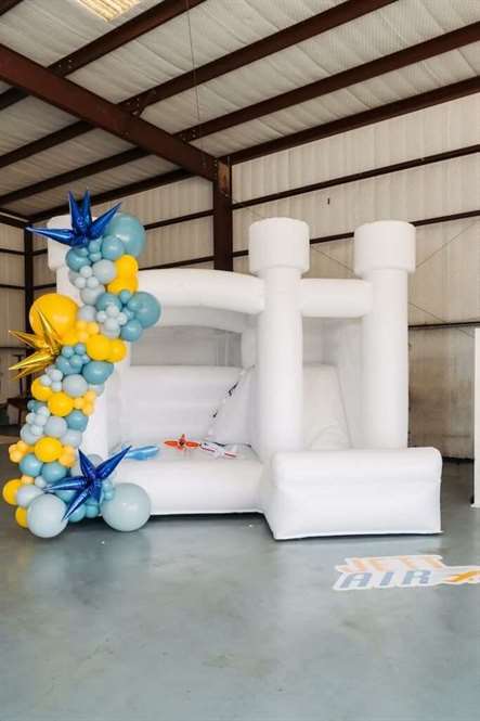 Bounce House from a Jett Air Birthday Party on Kara's Party Ý tưởng |  KarasPartyIdeas.com