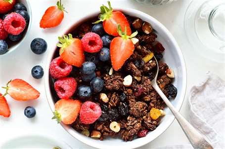 Sô cô la và granola berry - một bữa sáng lành mạnh gần như có vị như món tráng miệng!