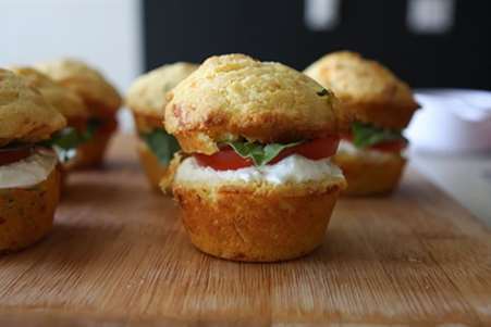 Caprese bánh mì muffin ngô