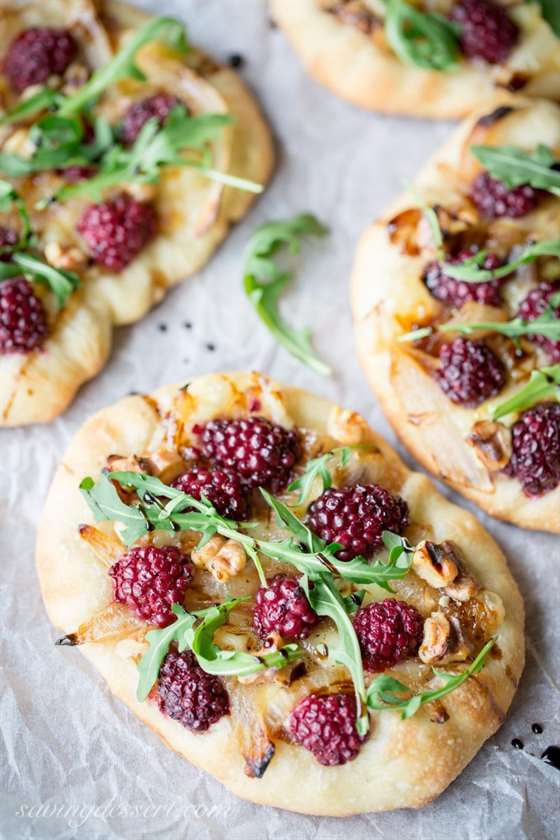 Bánh pizza mini blackberry brie