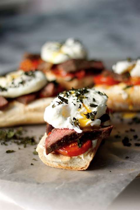 Bít tết và trứng bruschetta