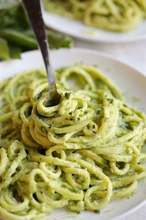 Mì bí ngòi với pesto bơ