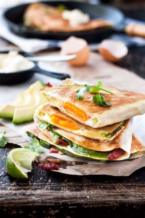 Quesadilla trứng bắc thảo bơ