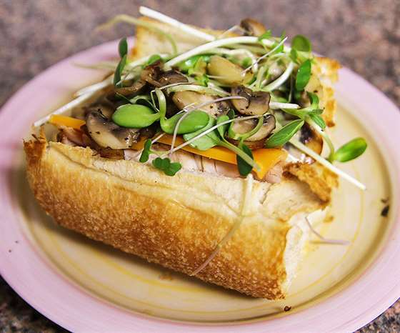 Bánh mì thịt gà xào nấm