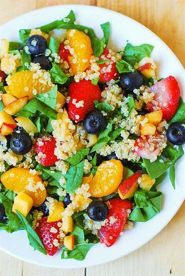 Salad quinoa với trái cây và rau bina