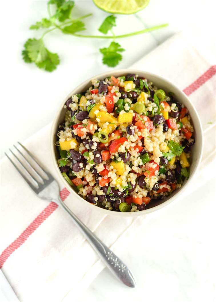 Salad quinoa xoài đậu đen dễ làm