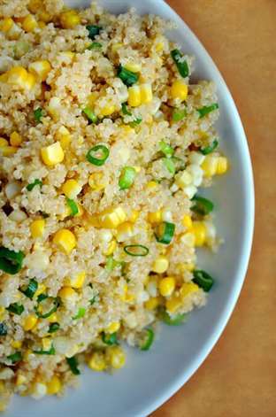 Quinoa với ngô và hành lá