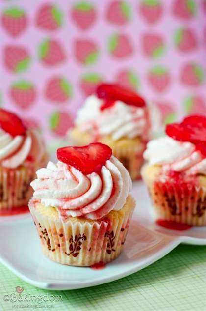 Bánh cupcake kem dâu tây sô cô la trắng