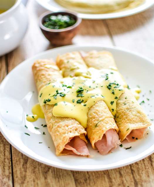 Bánh crepe thảo mộc với hollandaise