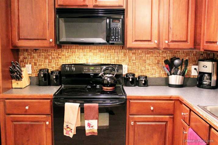 backsplash nhà bếp nút chai