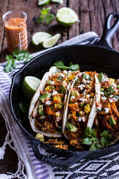 Món fajitas gà dễ làm với cơm enchilada phô mai và sốt mex cay