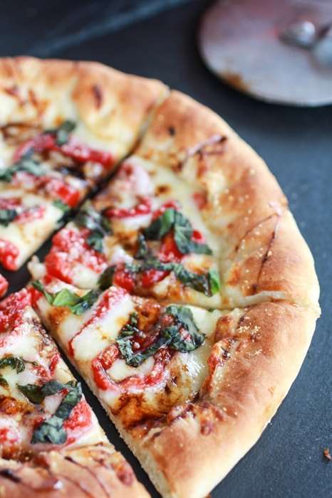 Pizza pasto ô liu xanh với ớt đỏ nướng và lớp vỏ nhồi Feta