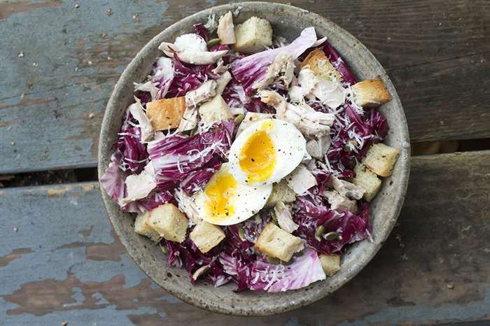 Salad gà nướng radicchio caesar