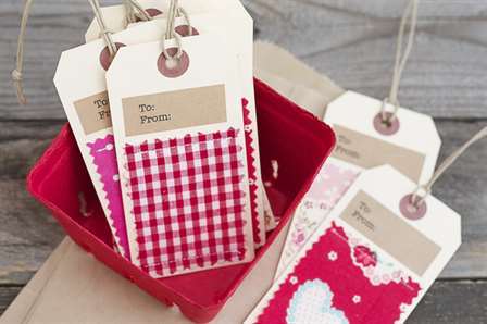 Thẻ quà tặng handmade bằng vải siêu dễ thương!  Cá nhân hóa chúng cho mỗi kỳ nghỉ.  www.livelaughrowe.com #gifttags