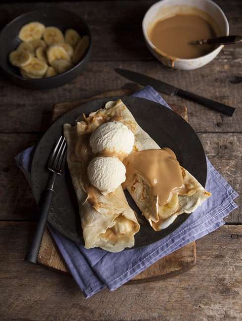 Chuối và bánh crepe đầy caramel