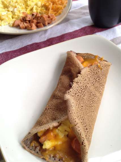 Bánh crepe ăn sáng trứng và xúc xích