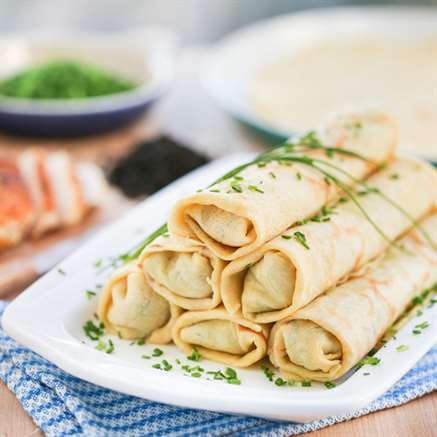 Bánh crepe cuộn gà và lá hẹ 1