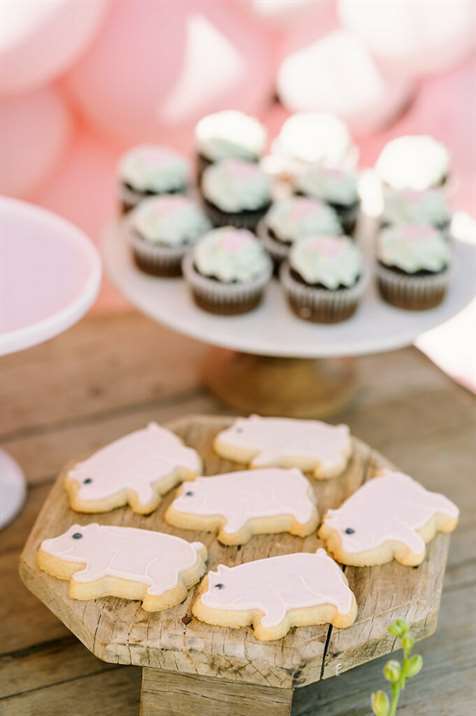 Pig Cookies from a Noa Barnyard Bash on Kara's Party Ý tưởng |  KarasPartyIdeas.com