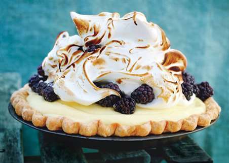 Lime and blackberry Ý meringue pie