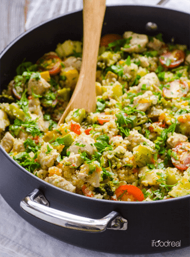 Quinoa, thịt gà, và chảo rau vườn