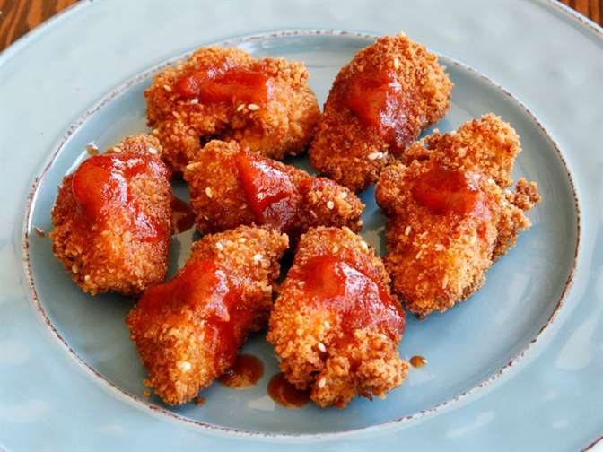 Bánh panko schnitzel bốc khói với sốt sriracha mật ong