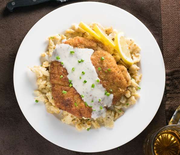 Wiener schnitzel với nước sốt thì là chanh