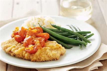 Viên schnitzel với nước sốt cà chua bi