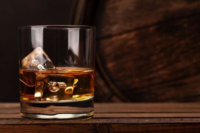 Quà tặng tự làm bằng ly rượu whisky được cá nhân hóa cho anh ấy